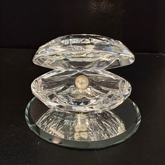 Swarovski Crystal open shell with pearl